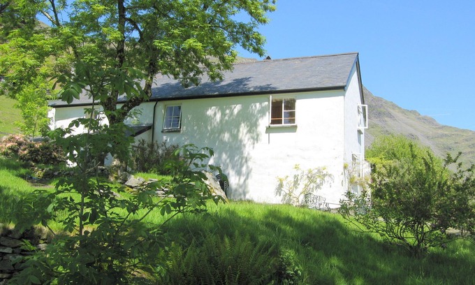 Llanfrothen Otro | Traditional 18th century farmhouse on the slopes of a mountain