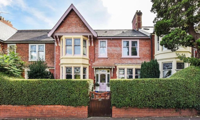 Pontcanna Casa | Traditional 3-Bed Property in Pontcanna with Parking