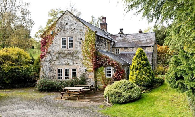 Ashford-in-the-Water Casa | Traditional 5 bedroom stone built farmhouse, near Monsal Trail and Bakewell.