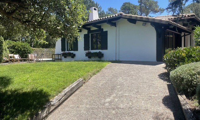 La Teste-de-Buch Villa | Villa tradicional vasca con piscina, terrazas, playa y tiendas a pie.