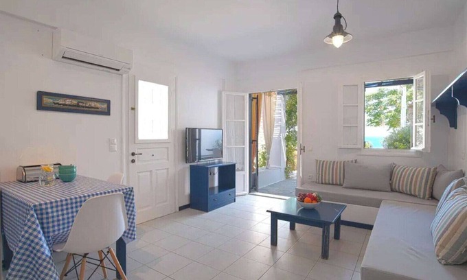 Ampelas Apartamento | Traditional beach front apartment