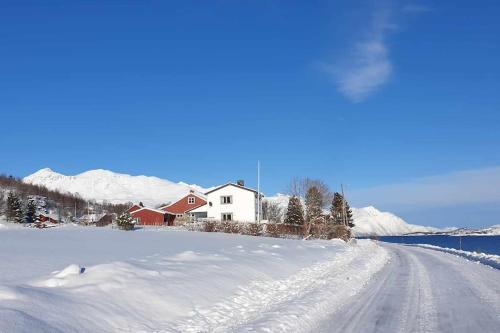 Lyngen Casa | Traditional farm house located close to fjord