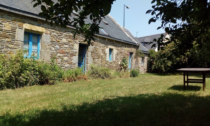 Le Conquet Casa | Traditional farmhouse with large garden. Porsliogan beach 500m away on foot.