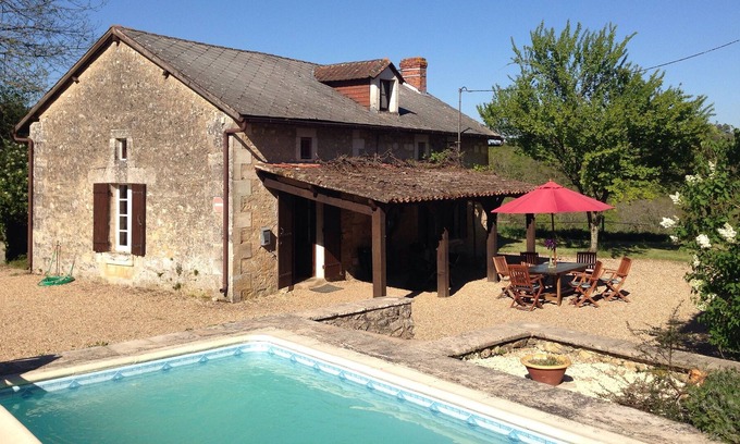 La Chapelle-Faucher Otro | Traditional farmhouse with private small pool and 1/2 acre garden, with woodland