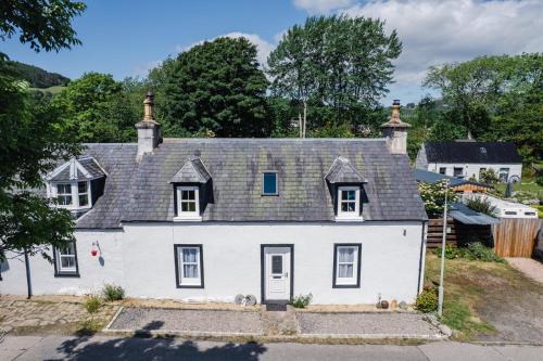 East Lewiston Casa | Traditional Highland Cottage Near Loch Ness