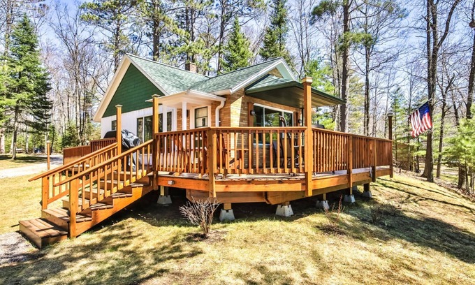 St Germain Casa | Traditional Northwoods Cabin on Little Saint Germain Lake.