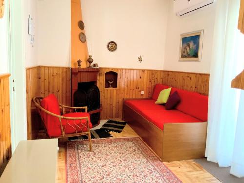 Grevena Apartamento | Traditional penthouse with mountain view