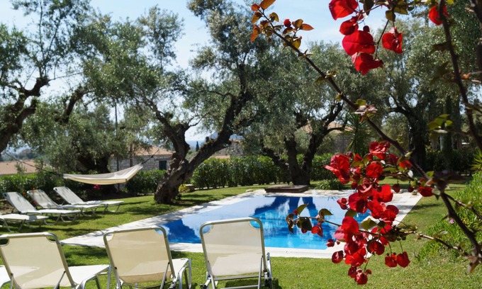 Lithakia Villa | Villa tradicional de piedra con piscina privada.
