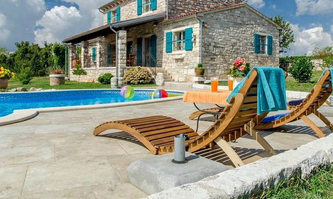 Zminj Cabina | Preciosa casa de estilo rústico está ubicada en lo alto de una colina