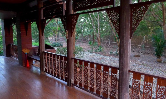 Lat Krabang Villa | Traditional Thai Wood House based Modern Villa Resort w/ Garden