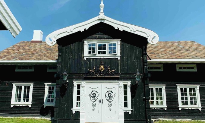 Hundorp Casa | Traditional timber farm with Sauna & Wi-Fi