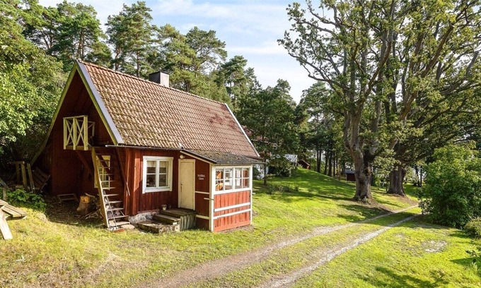 Ekero Cabina | Traditionell Svensk Stuga på Sjötomt - med Roddbåt