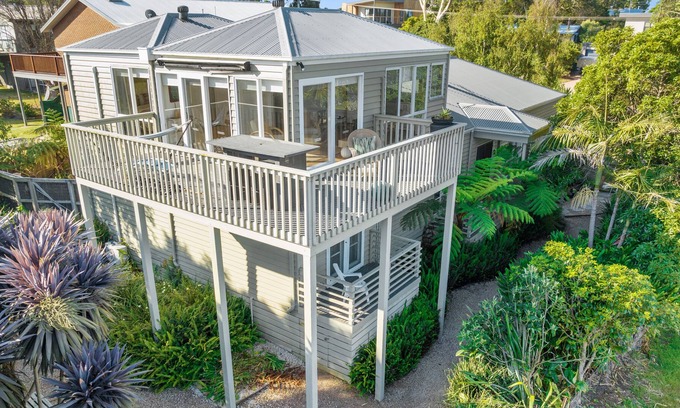 Rhyll Casa | Trafalgar Retreat, great views, spacious, boat parking, walk to Rhyll beach