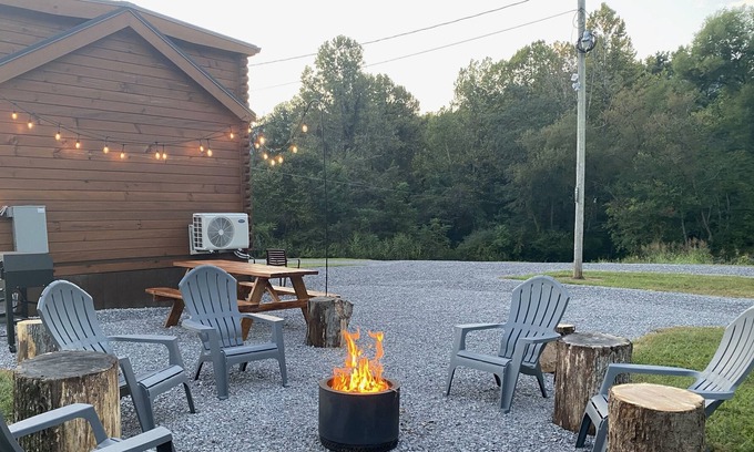Ashley Oaks Cabina | Trail 22 lodge. Direct access to Windrock Trail.