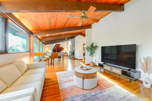 Dover Casa | Trail Access On-Site Gorgeous MCM Deck House!