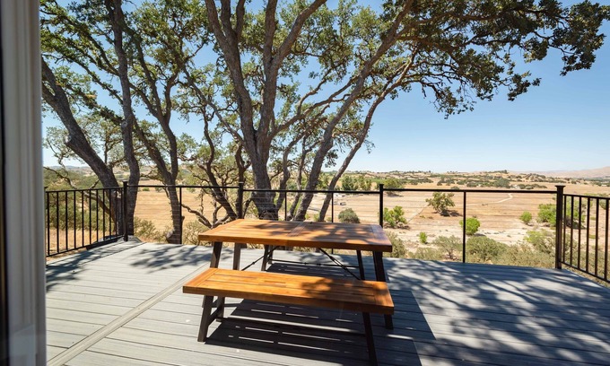 Paso Robles Casa | Trailblazer Bluff - Updated Ranch with Endless Views of Rolling Hill Vistas.