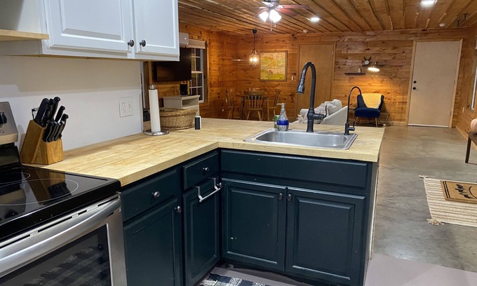 Mammoth Cave Cabina | Trailboss Cabin near Mammoth Cave at Noble Pine Campground