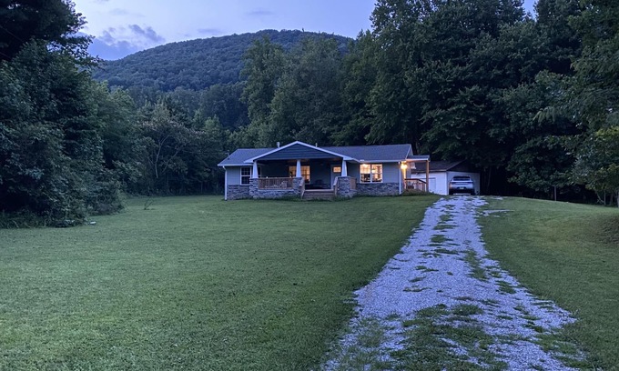 Harriman Casa | Trailer and pet-friendly! Hot tub! Minutes to Windrock and Frozen Head!