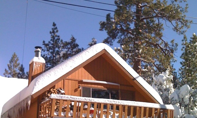 Big Bear City Cabina | Solo $ 59 nt. Retiro romántico con chimenea y techos con vigas abiertas e garaje directo