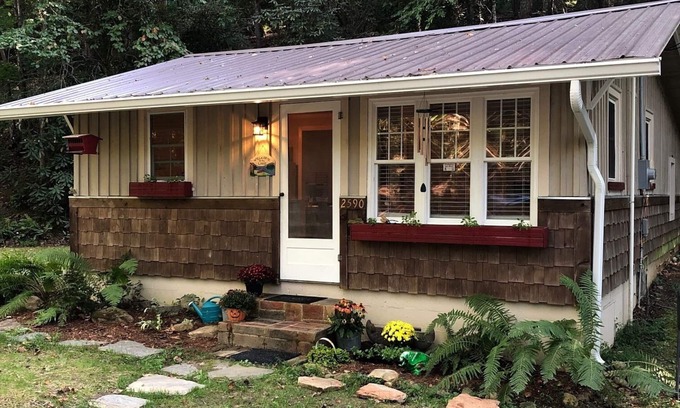 Nebo Cabina | Trails End Cabin, Pet Friendly, Lake James Oasis