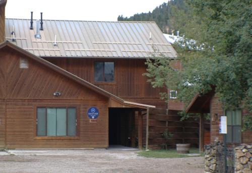 Red River Casa | Trails End - Hot Tub - WiFi - Fireplace - Washer -Dryer - Fenced In Backyard