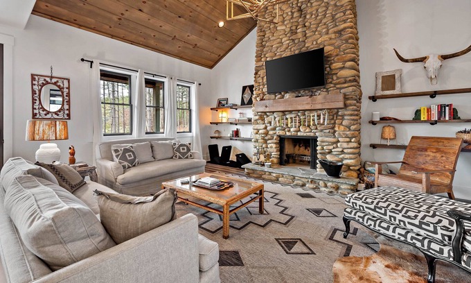 Nebo Casa | Trailside Retreat | Luxury Furnishings, Pet-Friendly & Close to Lake James!