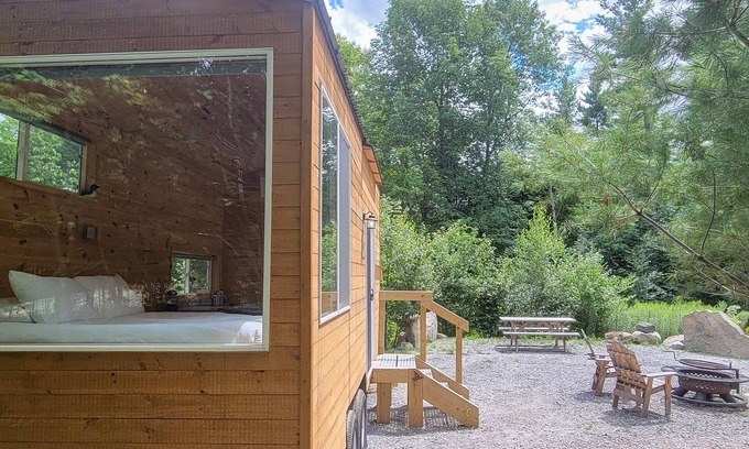Dorchester Apartamento | Trailside Stays - Tiny House in the Woods-Escape to Nature. Blue Jay