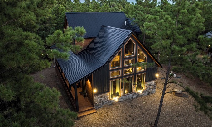 Pickens Cabina | Train Station Cabin - Sleeps 10 - Arcade - Hot Tub, Outdoor Fun & EV Plug