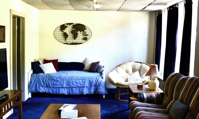 Kyle Apartamento | Train View a spacious 3-bedroom upstairs apartment with WiFi in Northfork