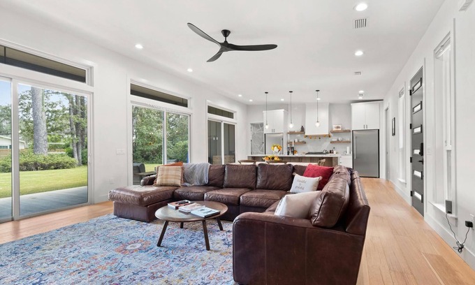Gainesville Casa | Trampoline, Basketball and Grill! Central, Modern New Build!