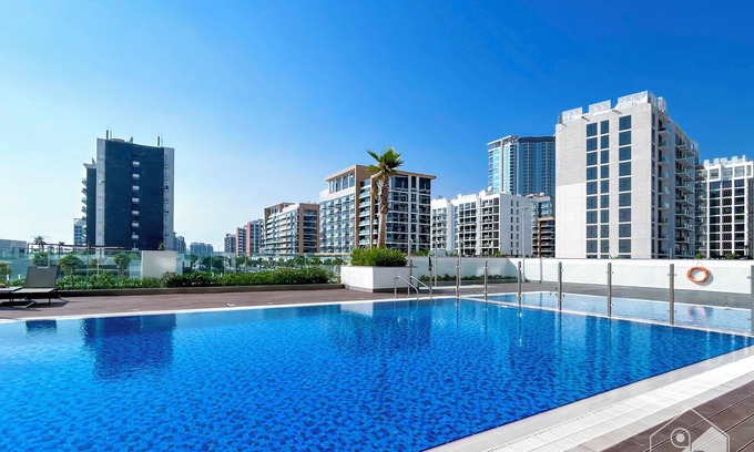 Nad Al Sheba Apartamento | Tranquil 1BR Escape With Pool View in Meydan