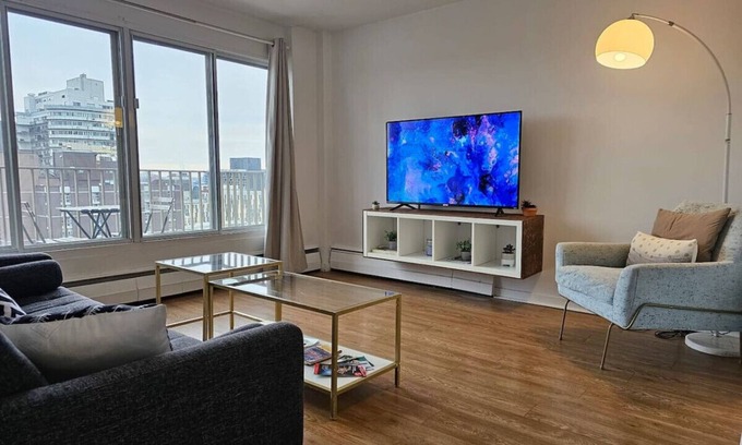 Milton Park Apartamento | Tranquil 1BR Penthouse Downtown Montreal W/ a View