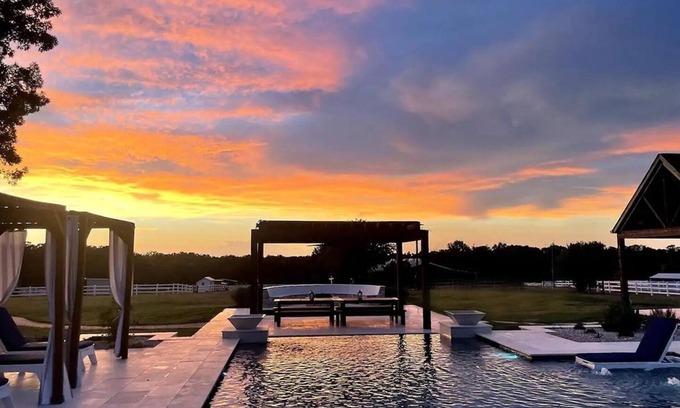Burton Otro | Tranquil 2 BR Stay on stunning farm near Round Top