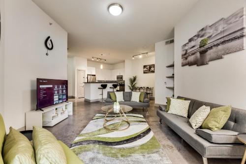 Dallas Apartamento | Tranquil 2BR I Pool I Gym I Parking I Workspace