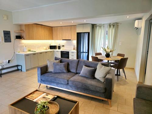 Petralona Apartamento | Tranquil 2BR Penthouse Petralona
