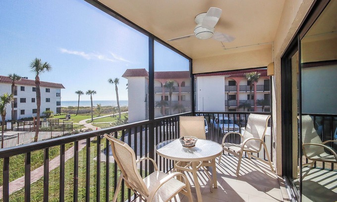 Shell Harbor Condominio | Tranquil 2nd floor beachfront condo on Sanibel Island - Sandalfoot 2A2