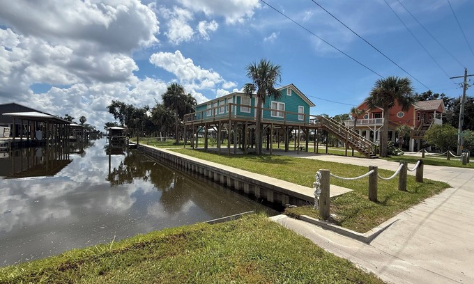 Horseshoe Beach Casa | Tranquil 3-bedroom house on Canal in Horseshoe Beach.