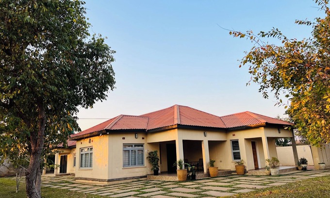 Lusaka Casa | Tranquil 3-bedroom house with WiFi in Lusaka, New Kasama and power backup