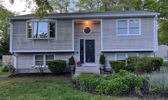 Narragansett Casa | Tranquil 3-bedroom Narragansett home - beach passes included!!