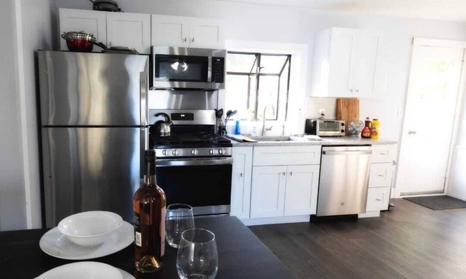 Brunswick Casa | 3 BR Getaway in our Blue Flower Home Medina