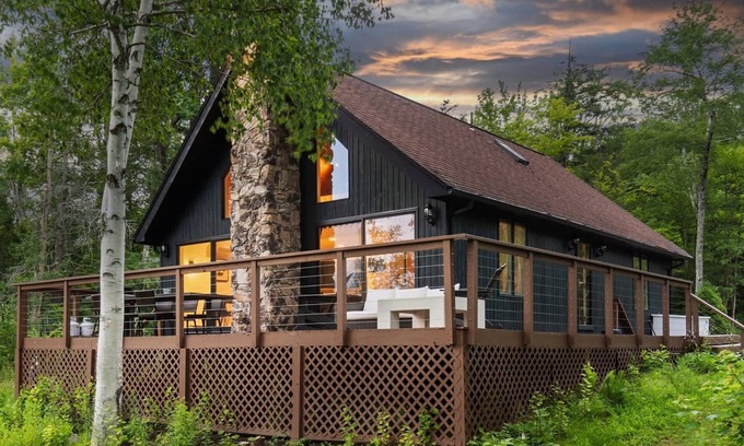 Becket Casa | Tranquil 3-BR Waterfront Retreat