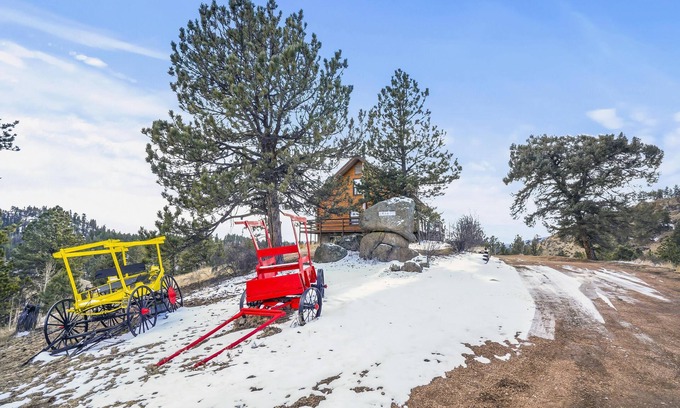 Florissant Cabina | Tranquil 30 acre retreat! Huge cabin with hot tub!