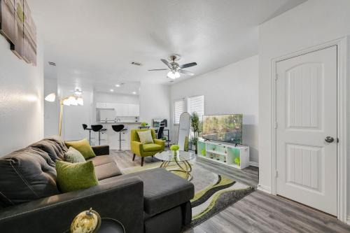 Grand Prairie Casa | Tranquil 3BR I Free Parking I Workspace