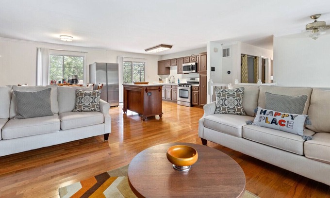 Woodridge Casa | "Tranquil 3BR: Space & Comfort"
