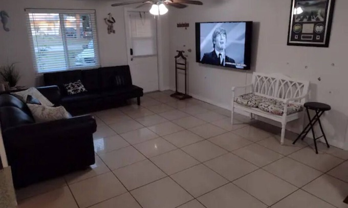 Englewood South Casa | Tranquil and close to Englewood beach