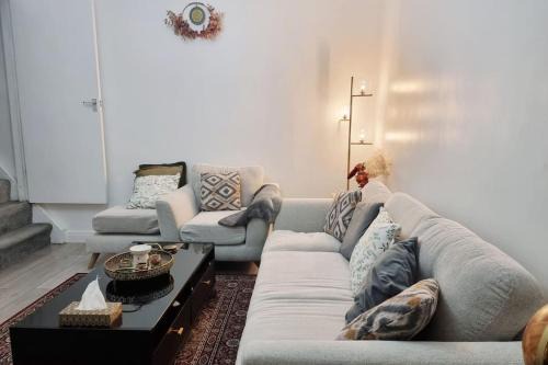 Harehills Casa | Tranquil and serene home WIFI, Parking and smart TV