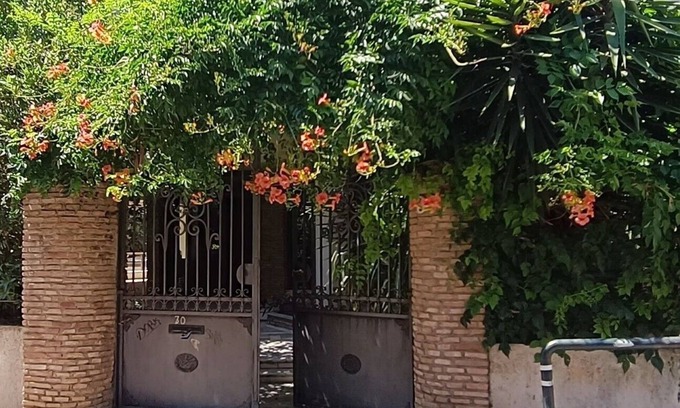 Agia Paraskevi Apartamento | Tranquil Athens Garden Apt|2BDR-2BA-a/c-near Metro