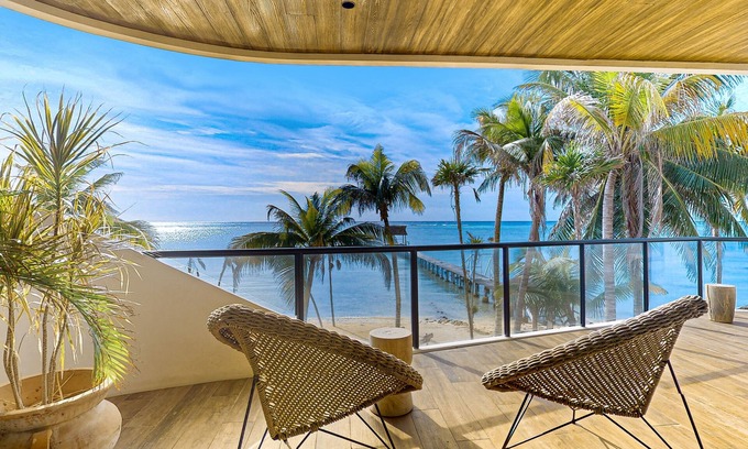 Tulsayab Apartamento | Tranquil beachfront getaway with amazing views, outdoor pool