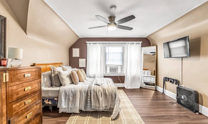 Bridgeport Apartamento | Tranquil Bedroom near Yale Bridgeport Hospital