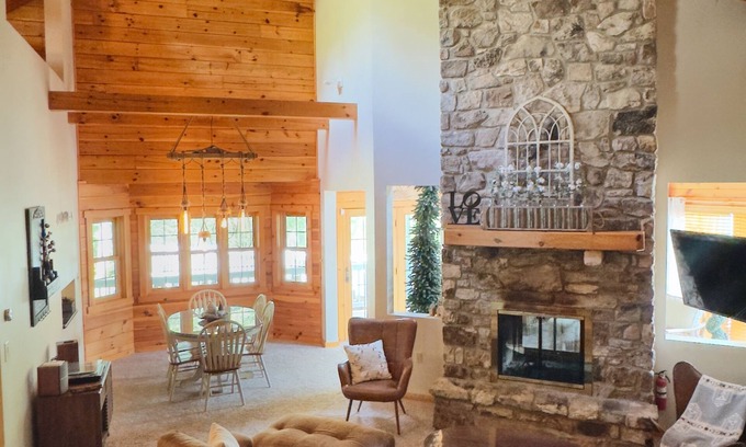 Lairdsville Cabina | Tranquil, Boho Cabin Retreat overlooking Lake